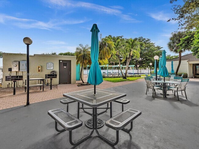 Building Photo - 3300 W Rolling Hills Cir