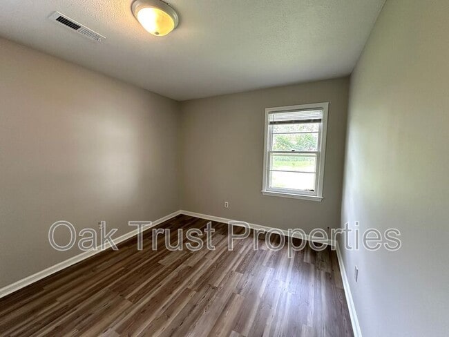 Building Photo - 108 Columbia Dr