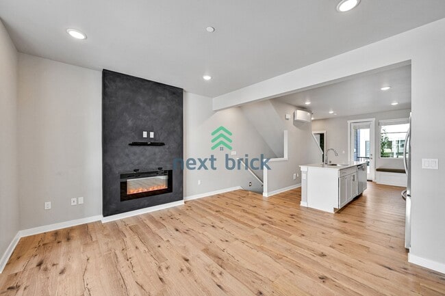 Building Photo - 2 BED & 2.5 BATH TOWNHOUSE FOR RENT