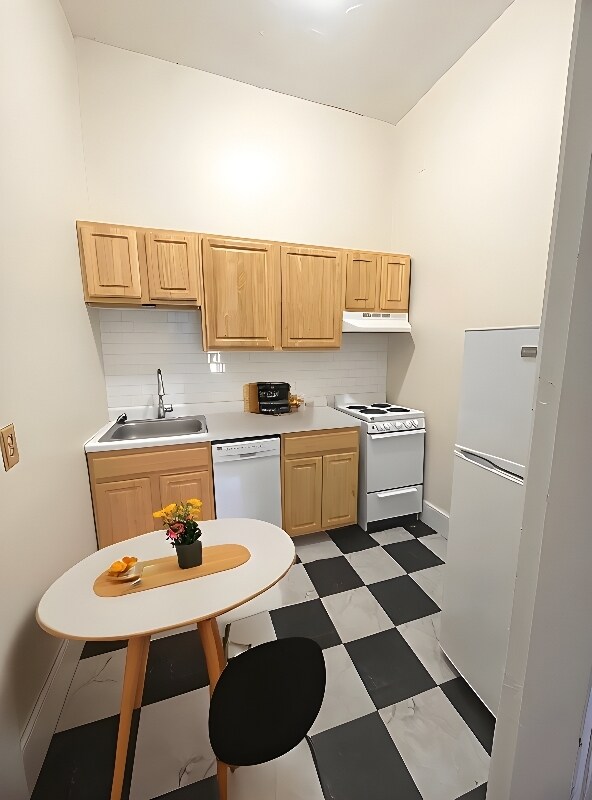 Building Photo - 471 Commonwealth Ave