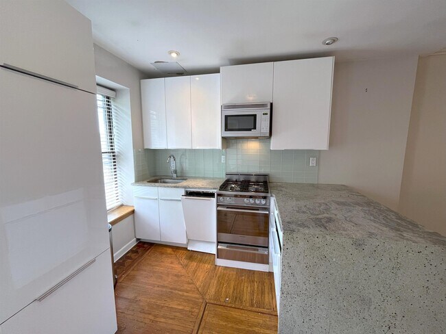 Primary Photo - 129 Mercer St
