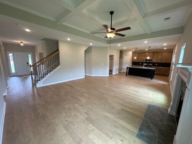 Building Photo - 5 Bedroom 3 Bathroom House