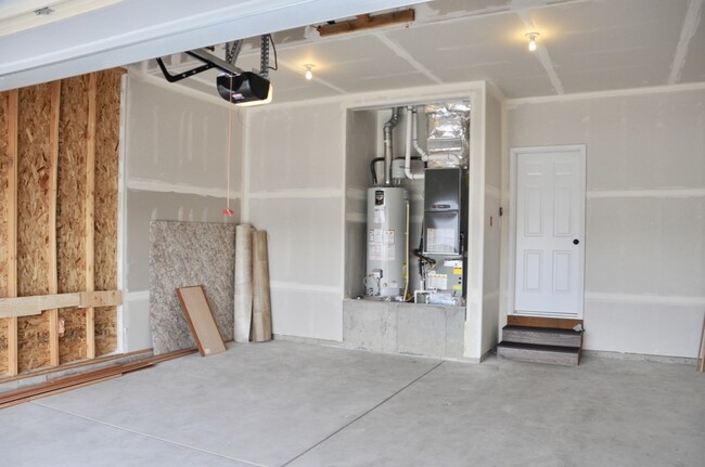 Building Photo - 3 bed 2 bath Crown Pointe Neighborhood wit...