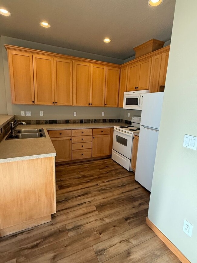 Building Photo - Beautifully Refurbished and updated Townhome style Home in Southeast Portland