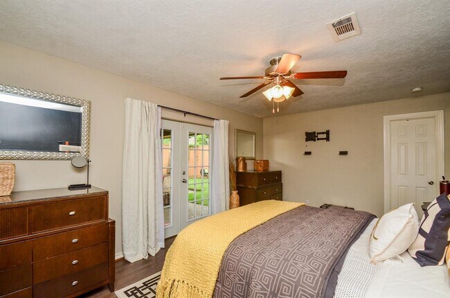 Building Photo - 4315 Fernwood Dr