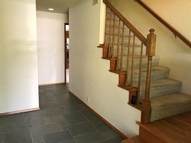 Building Photo - $4800 Beautiful park like 2 Story SFH,4BR,2.5BA, For Rent in Bellevue 98007