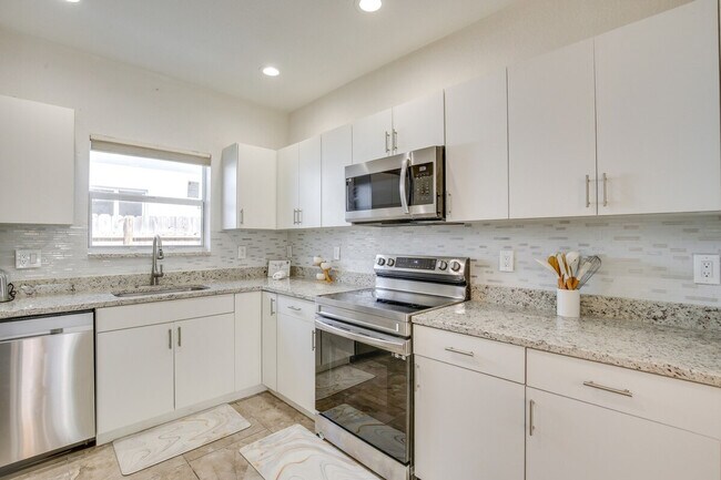 Building Photo - 2601 NW 15th Ct