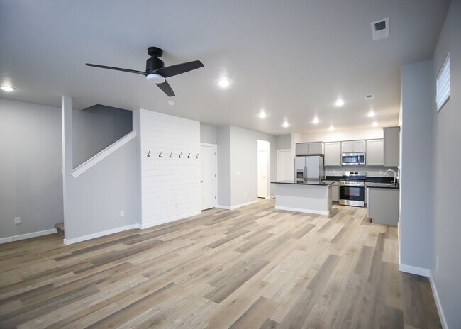 Building Photo - Baraya Townhomes: Modern Townhomes for Rent in Meridian, ID