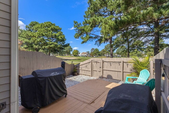 Building Photo - Golf course townhome in Glenwood