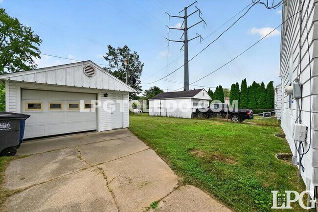Building Photo - 3540 Bellevue Rd