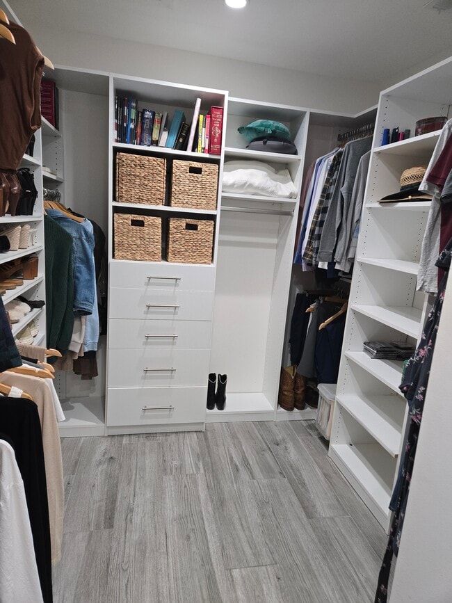 Building Photo - 9300 SE Eagle Ave