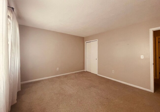Building Photo - 1430 Russell Rd
