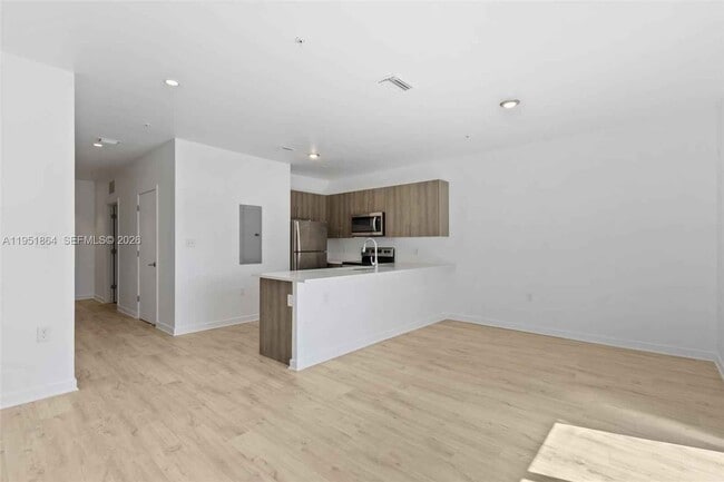 Building Photo - 170 NW 158 St #8 Miami, FL 33169