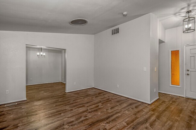 Building Photo - 3-bedroom 2-bathroom home with fenced back...