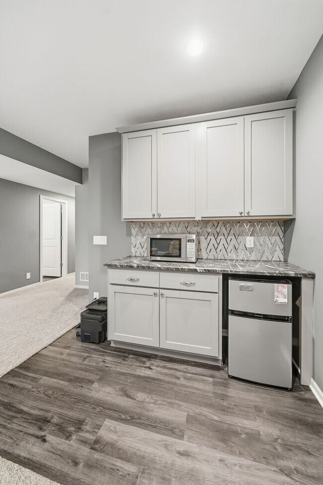 Building Photo - Awesome 4 Bedroom LIKE NEW!