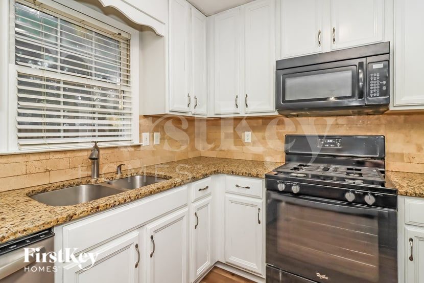 Building Photo - 345 Maplelake Dr