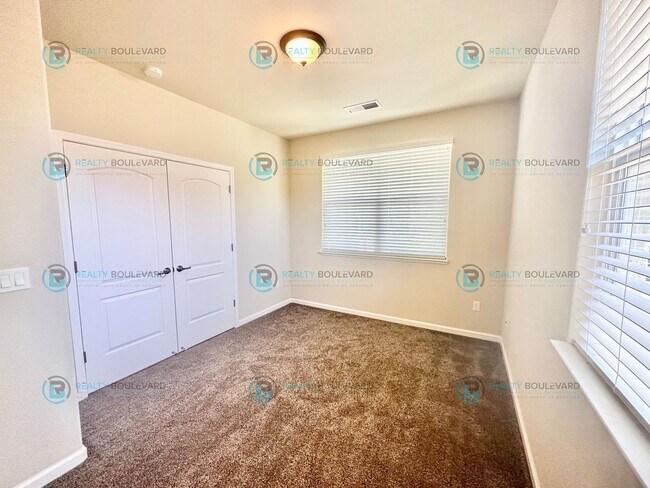 Building Photo - 3 Bedroom 2 Bathroom with Garage covered patio and beautiful yard!