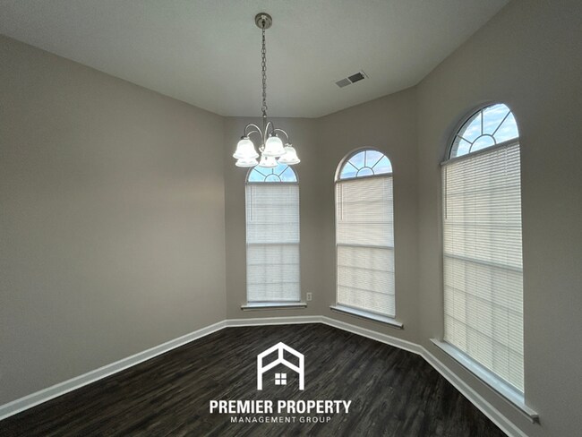 Building Photo - Spacious 4 Bedroom Home for Rent in Memphis | Vaulted Ceilings, Bay Windows & Fenced Yard