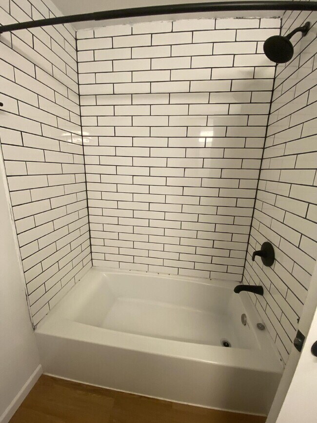Building Photo - Charming 2 Bed, 1.5 Bath in the Heart of East Nashville