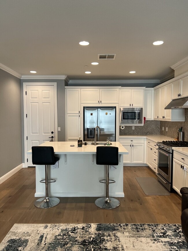 Building Photo - Gorgeous 3 Bed, 2.5 Bath Condo in Perfect ...