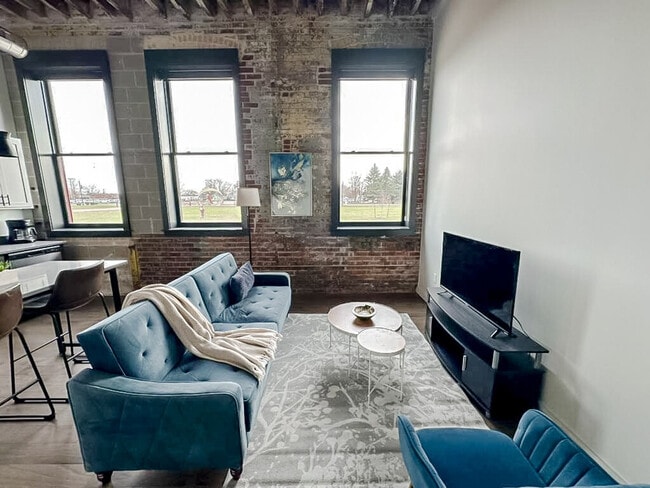 Building Photo - 605 W 4th St N