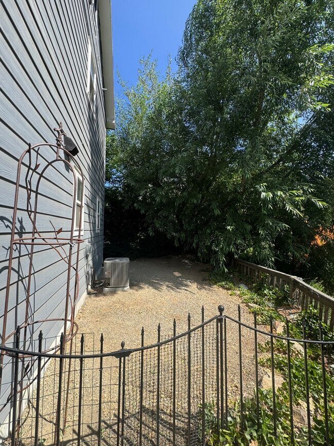 Building Photo - 3-Bed, 3-Bath Home for Lease w/ Rooftop De...