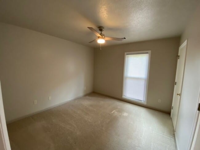 Building Photo - Welcome to this charming 3-bedroom, 2-bath...