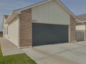 Building Photo - 4-bedroom Wichita Townhome