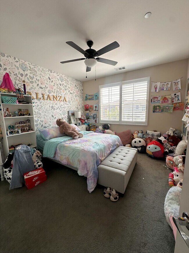 Building Photo - Stylish 4BR/3BA Home in Rosetta Canyon wit...