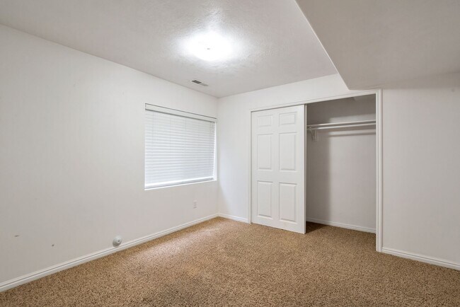 Building Photo - Available Now!   4 bedrooms, 3 1/2 baths PLUS Large Bonus Room