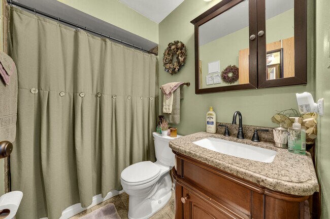 Building Photo - 9381 Bay Colony Dr