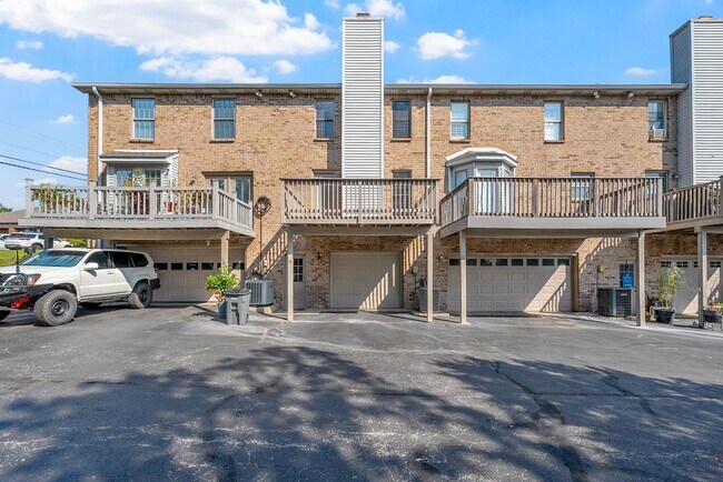 Building Photo - 2 Bedroom Condo For Rent Near Memorial Drive!
