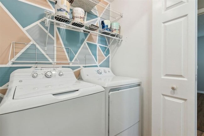 Building Photo - Charming 1BR Condo – Walk to the Beach! Fi...