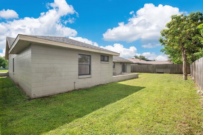Building Photo - 398 Buttonwood Dr