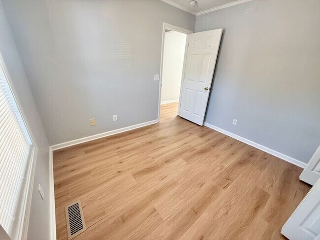 Building Photo - Three bedroom 2 bath single family home