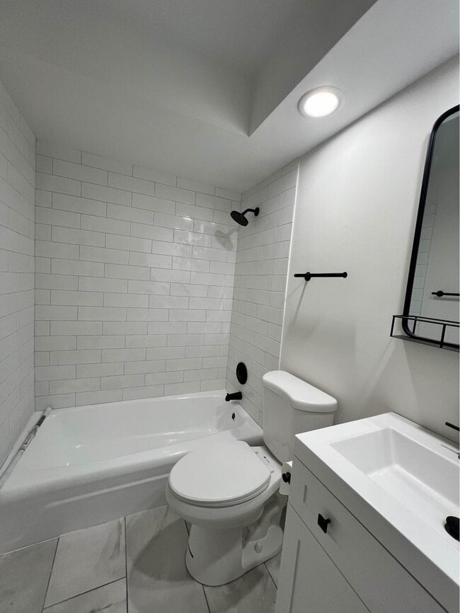 Building Photo - 619 W Stratford Pl