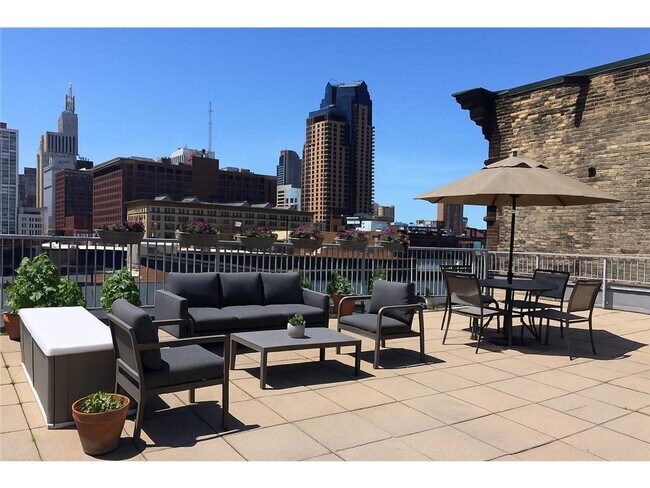 Building Photo - 300 Wall St