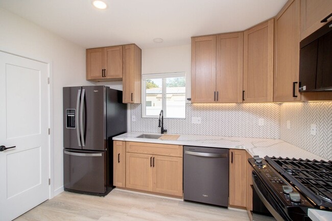 Building Photo - Beautifully New Built 2 Bed/1 Bath Home In...