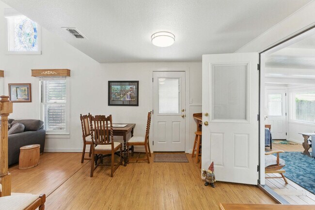 Building Photo - 175 Fredericksburg Rd