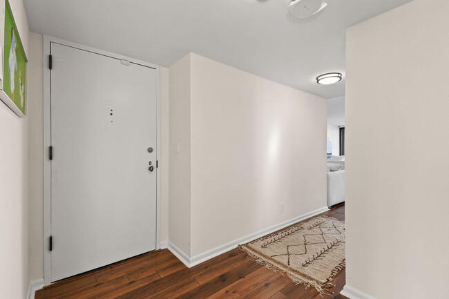 Building Photo - 529 S Flagler Dr