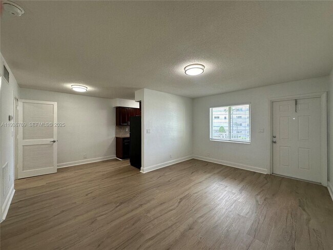 Building Photo - 110 NE 19th Ave