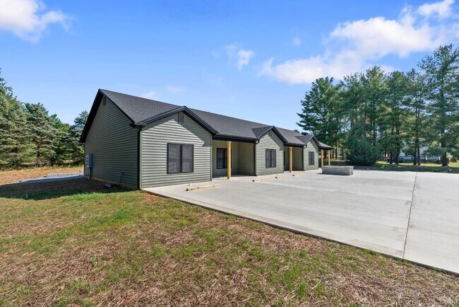 Building Photo - 45 Savage Dr