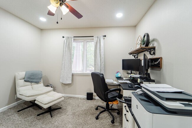 Building Photo - Charming 4 bedroom, 3 bathroom with lots of outdoor living space.