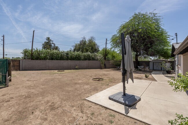 Building Photo - 1609 S Parkside Dr