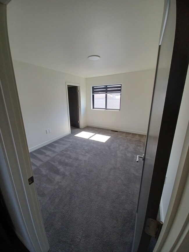 Building Photo - 3215 Fairfax St