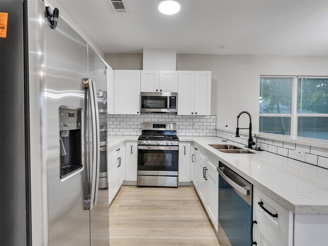 Building Photo - 819 E 40th St