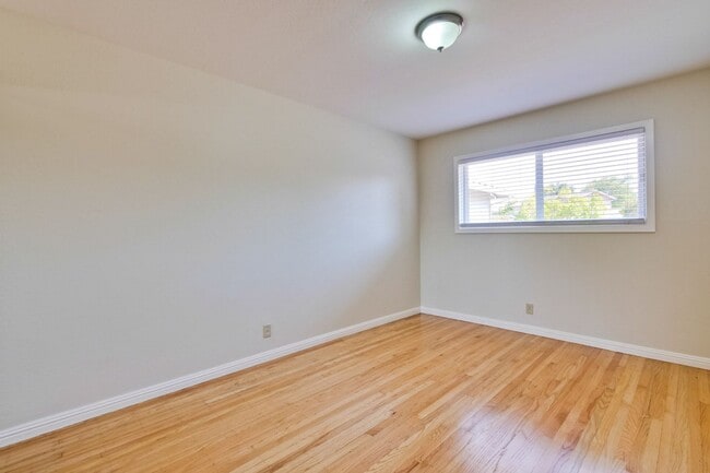 Building Photo - Beautiful Birdland Home on Quiet Cul-de-Sa...