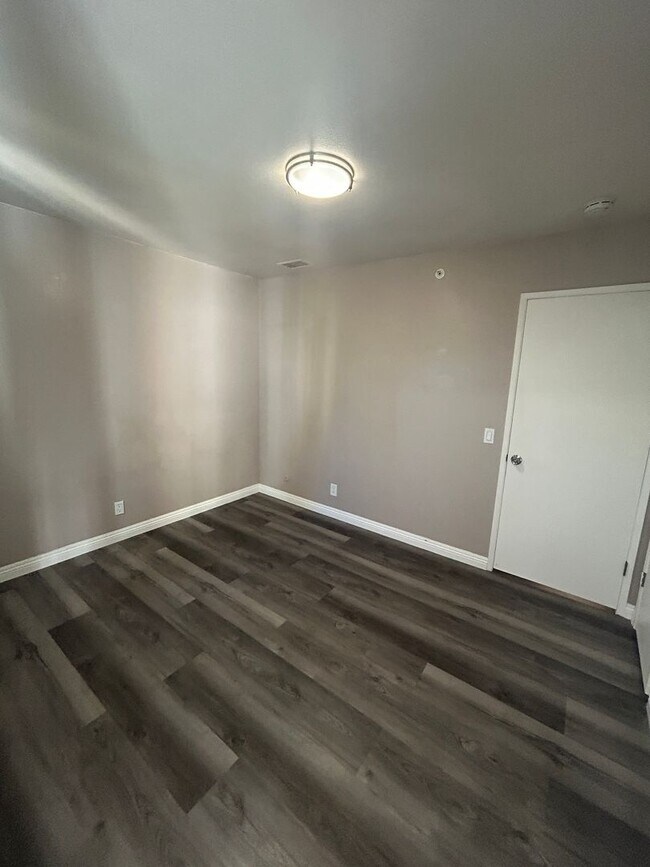 Building Photo - Spacious 4bed/3bath House for rent