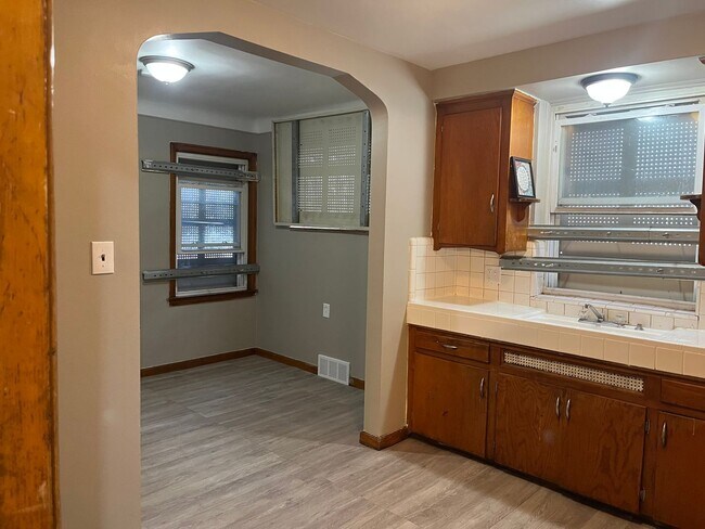 Building Photo - Lovely renovated 3 bedroom house