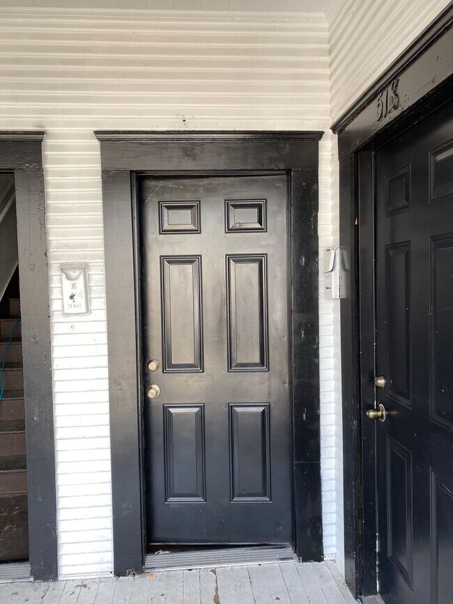 Building Photo - Two Bed, One Bath Apartment Located Downtown